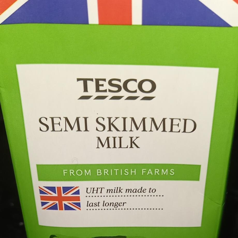 Fotografie - Semi skimmed milk Tesco