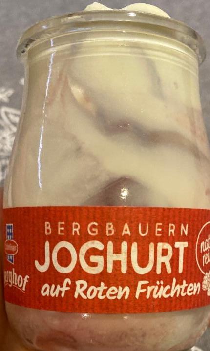 Fotografie - Bergbauern joghurt auf roten früchten Schärdinger