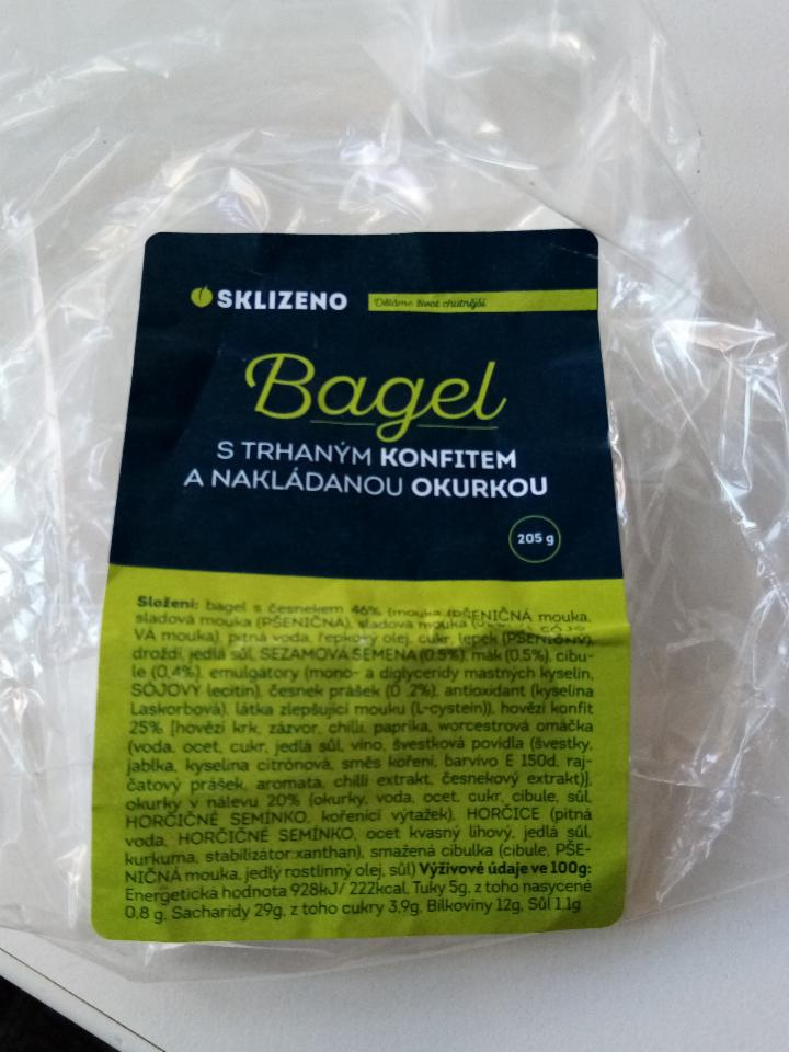 Fotografie - Bagel s trhaným konfitem a nakládanou okurkou