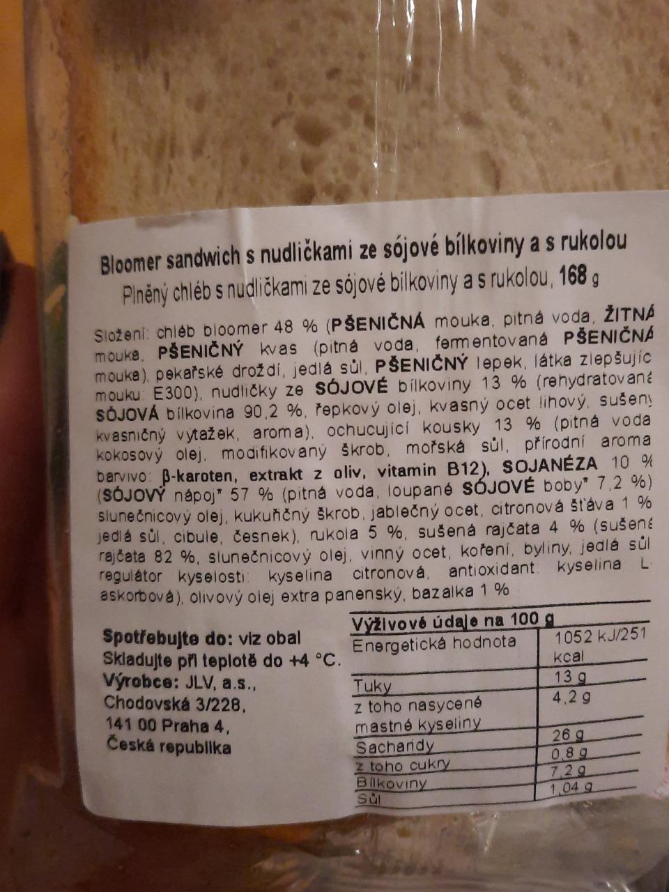 Fotografie - Bloomer sandwich s veganskými nudličkami ze sojové bílkoviny a s rukolou Starbucks