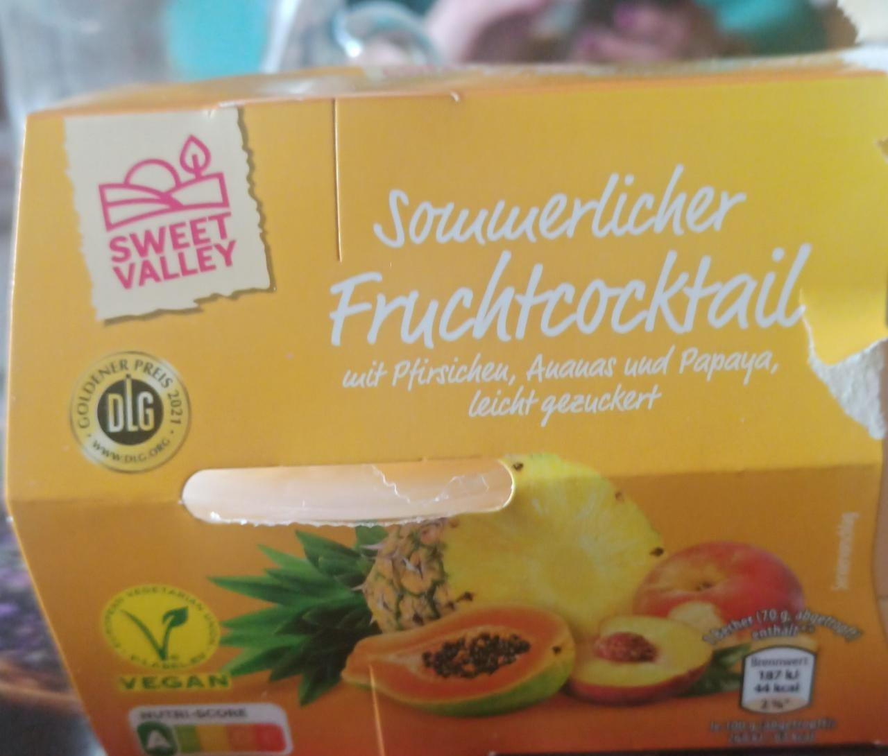 Fotografie - Sommerlicher Fruchtcocktail mit Pfirsichen, Ananas und Papaya leicht gezuckert Sweet valley