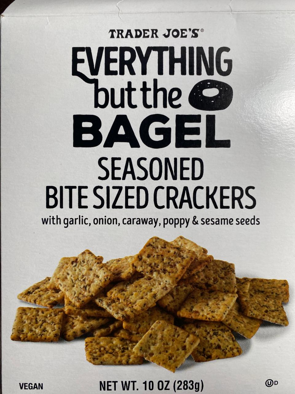 Fotografie - Everything but the bagel seasoned bite sized crackers Trader Joe's