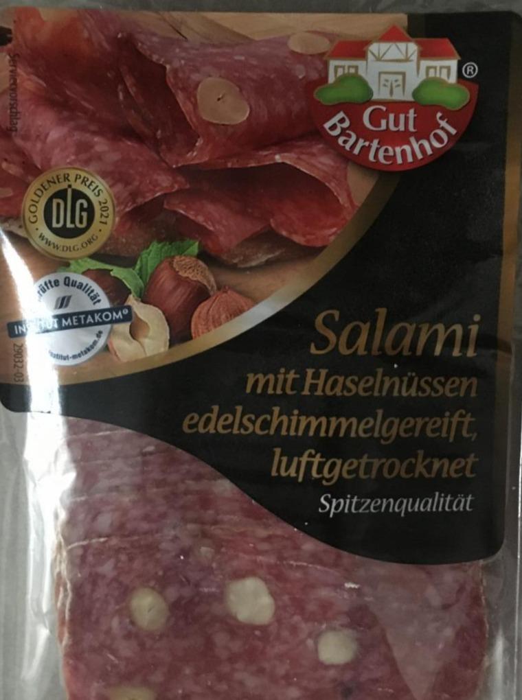 Fotografie - salami mit Haselnüssen