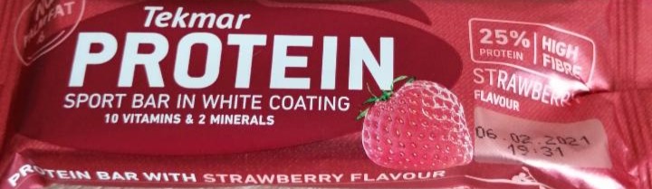 Fotografie - Protein sport bar in white coating strawberry Tekmar