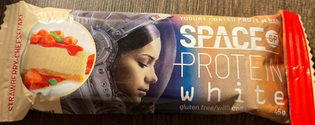 Fotografie - Yogurt coated protein bar - space protein white