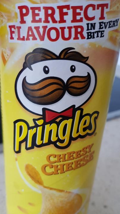 Fotografie - Pringles Cheesy Cheese křupavý pikantní snack s příchutí sýru