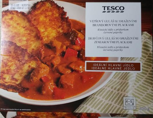 Fotografie - Vepřový guláš se smaženými bramborovými plackami Tesco