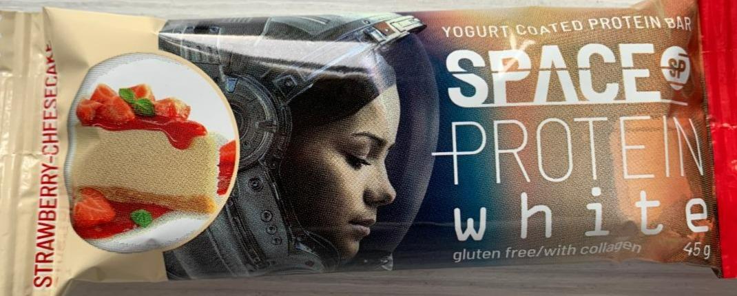 Fotografie - Yogurt coated protein bar white Strawberry Cheesecake Space Protein