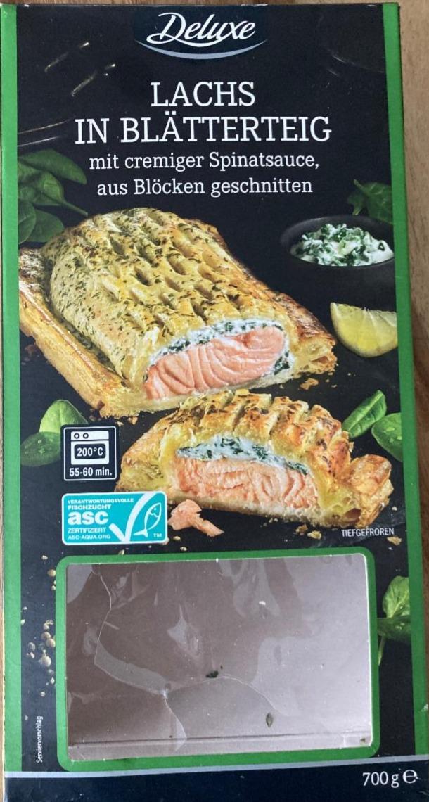 Fotografie - Lachs in Blätterteig mit cremiger Spinatsauce, aus Blöcken geschnitter Deluxe