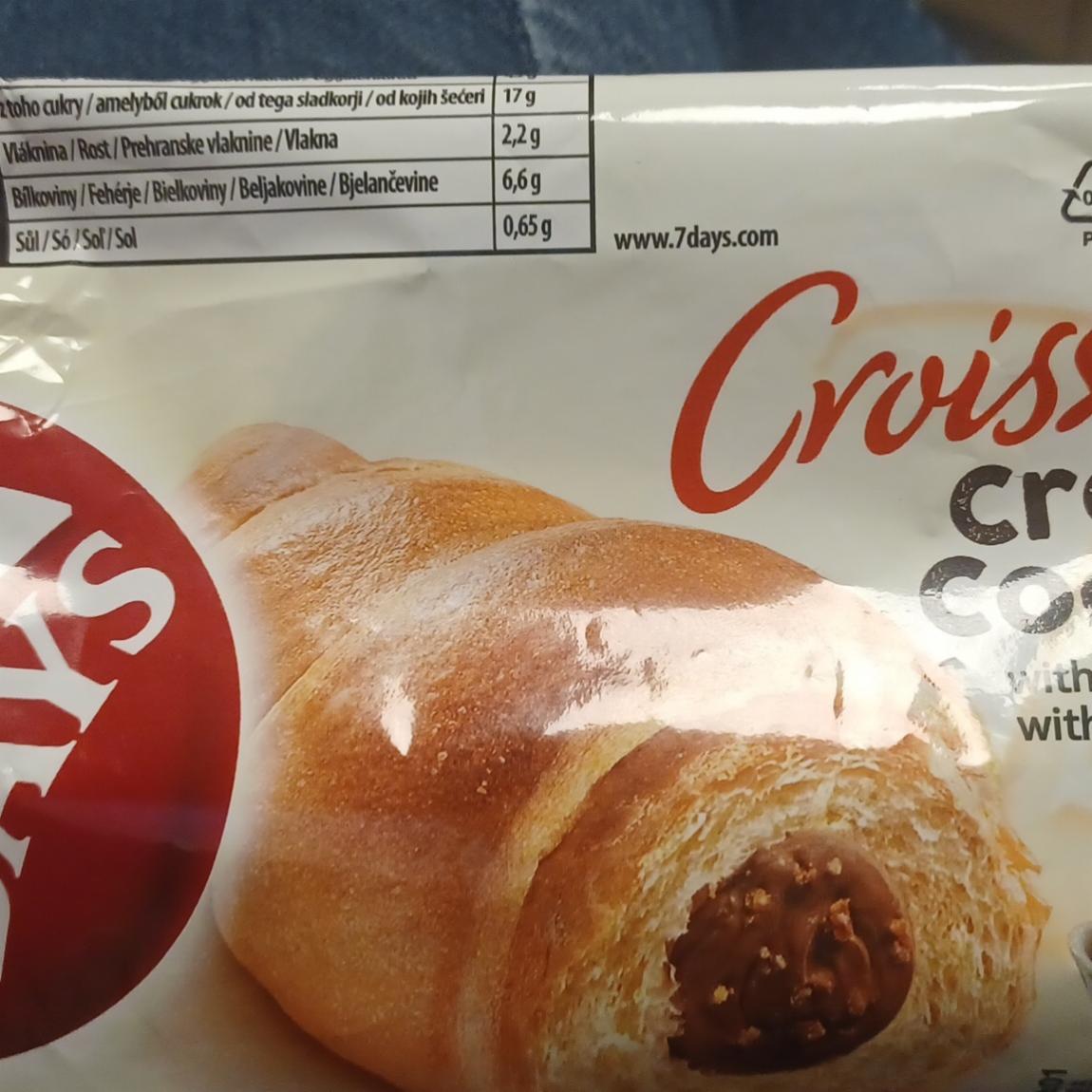 Fotografie - croasant cream cookies s lískooříškovou náplní s kousky sušenek 7 Days