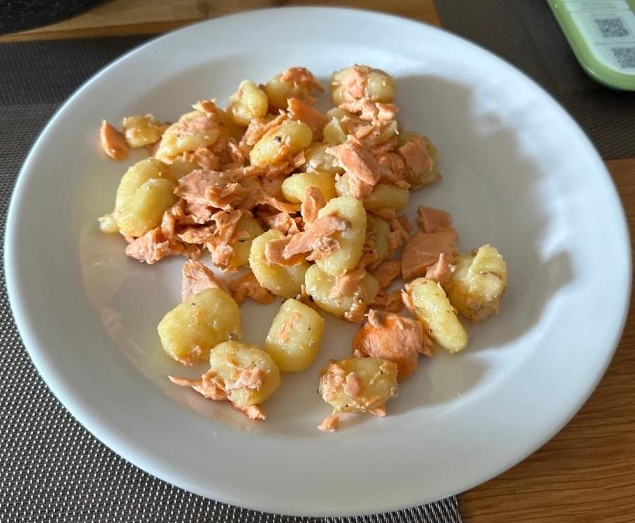 Fotografie - losos s bramborovými gnocchi, cherry rajčátky a pórkem