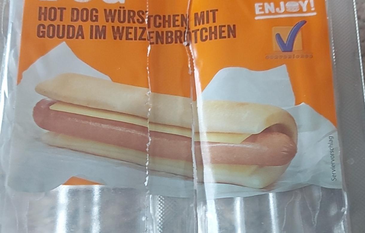 Fotografie - Hot dog würstchen mit gouda im weizenbrötchen