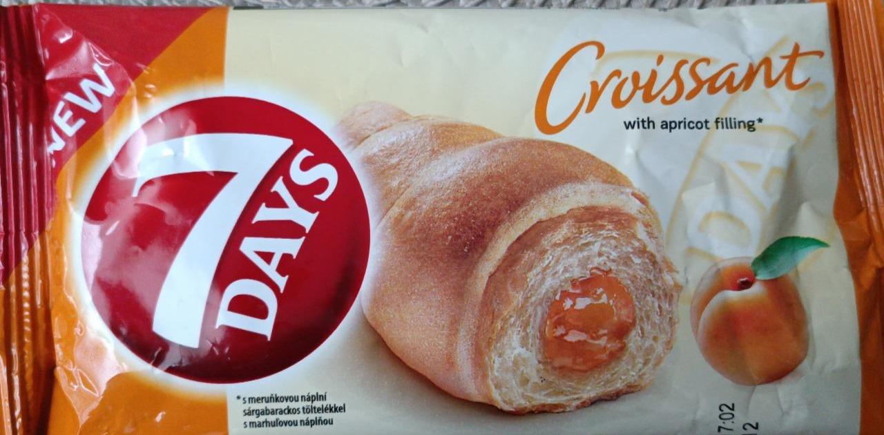 Fotografie - Croissant with apricot filling 7 Days