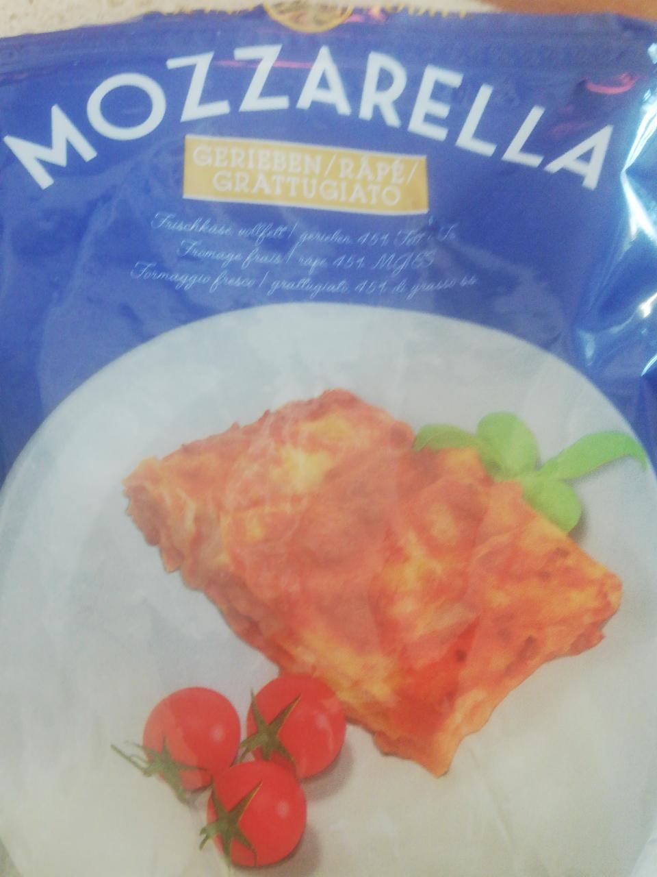 Fotografie - Mozzarella gerieben