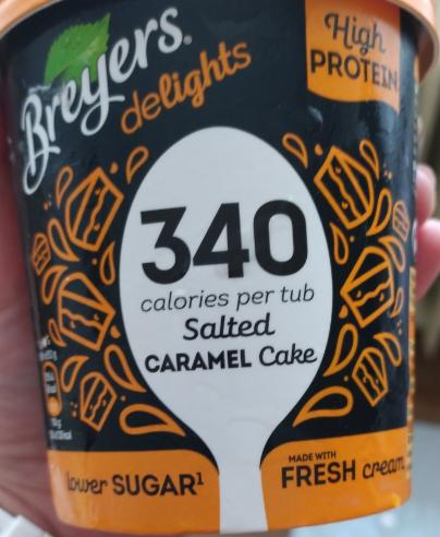 Fotografie - Salted caramel cake 340kcal per tub Breyers