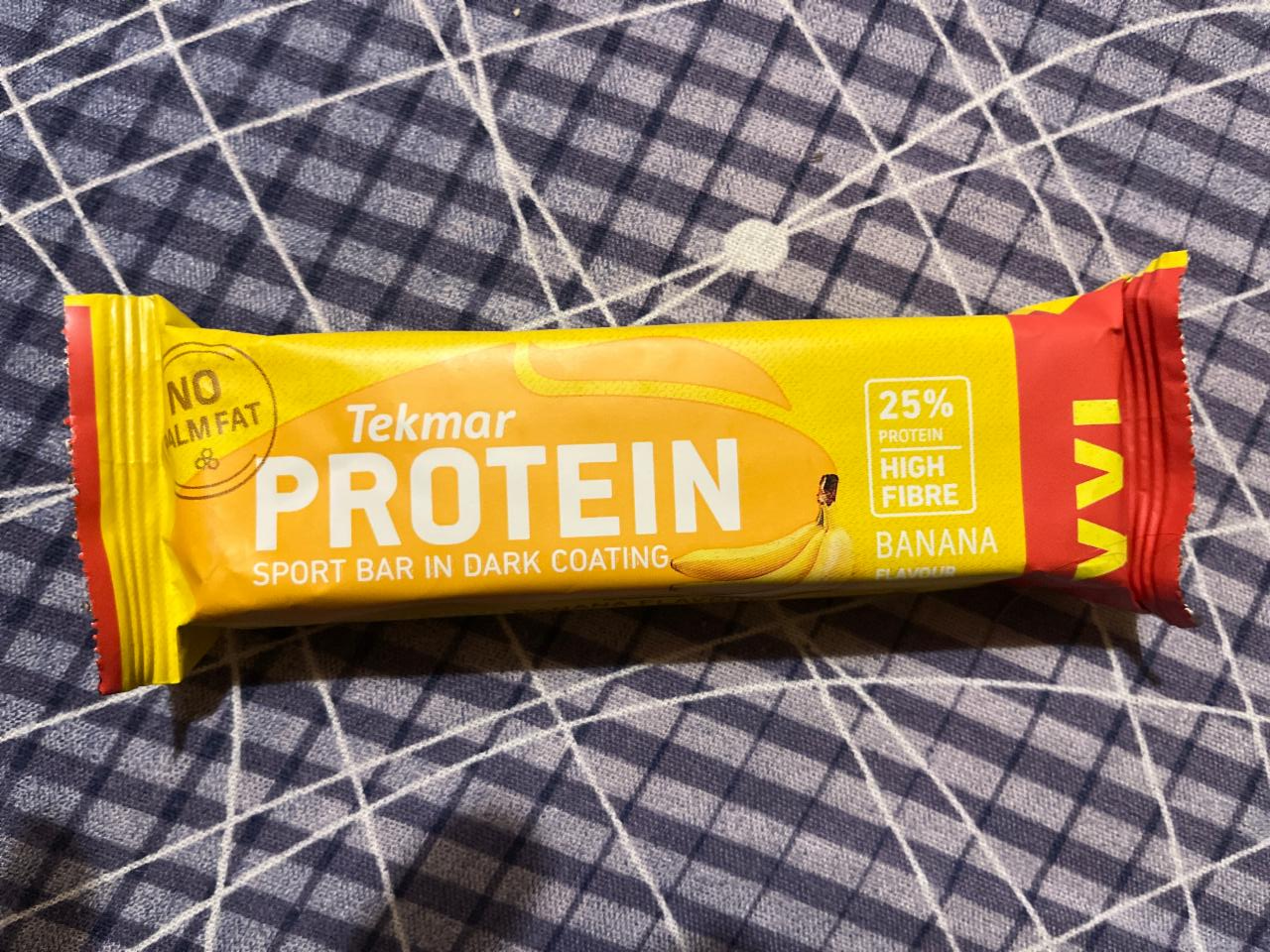 Fotografie - Protein sport bar in dark coating banana Tekmar