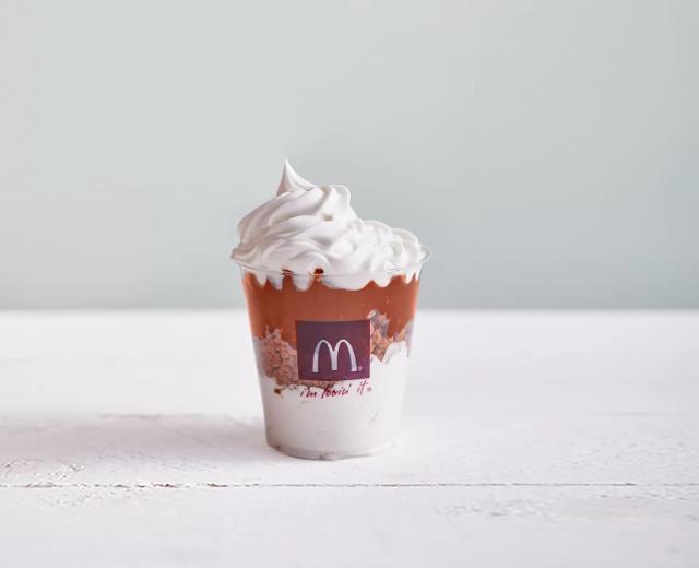 Fotografie - Grand McSundae karamel a sušenková posypka Lotus McDonald's