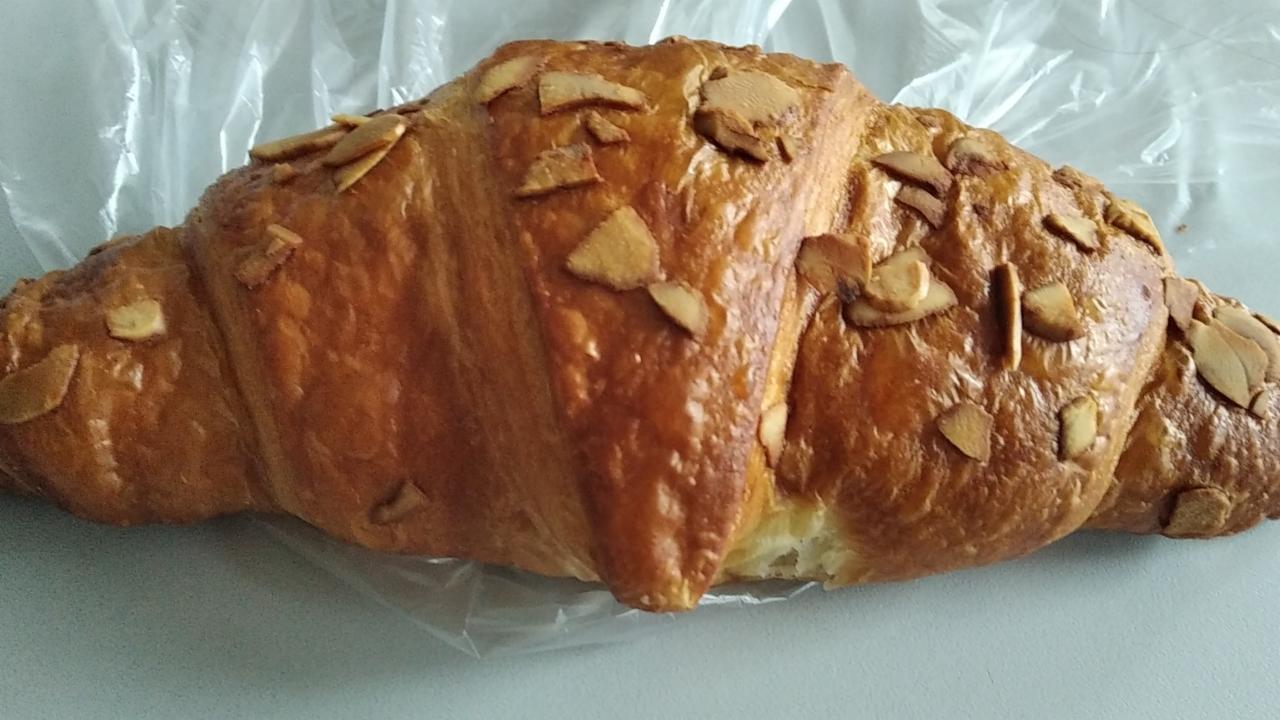 Fotografie - Meruňkový croissant s mandlemi