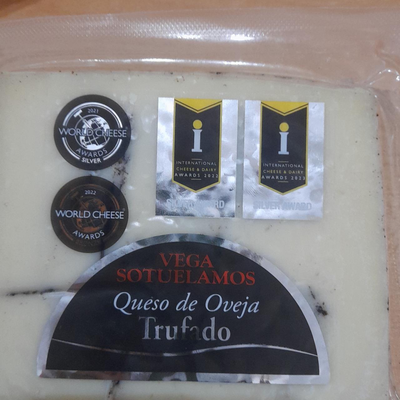 Fotografie - přírodni zrající plnotučný ovčí sýr s houbami a lanýźi World Cheese