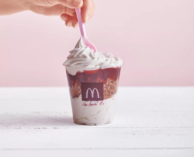 Fotografie - Grand McSundae jahoda a sušenková posypka Lotus McDonald's