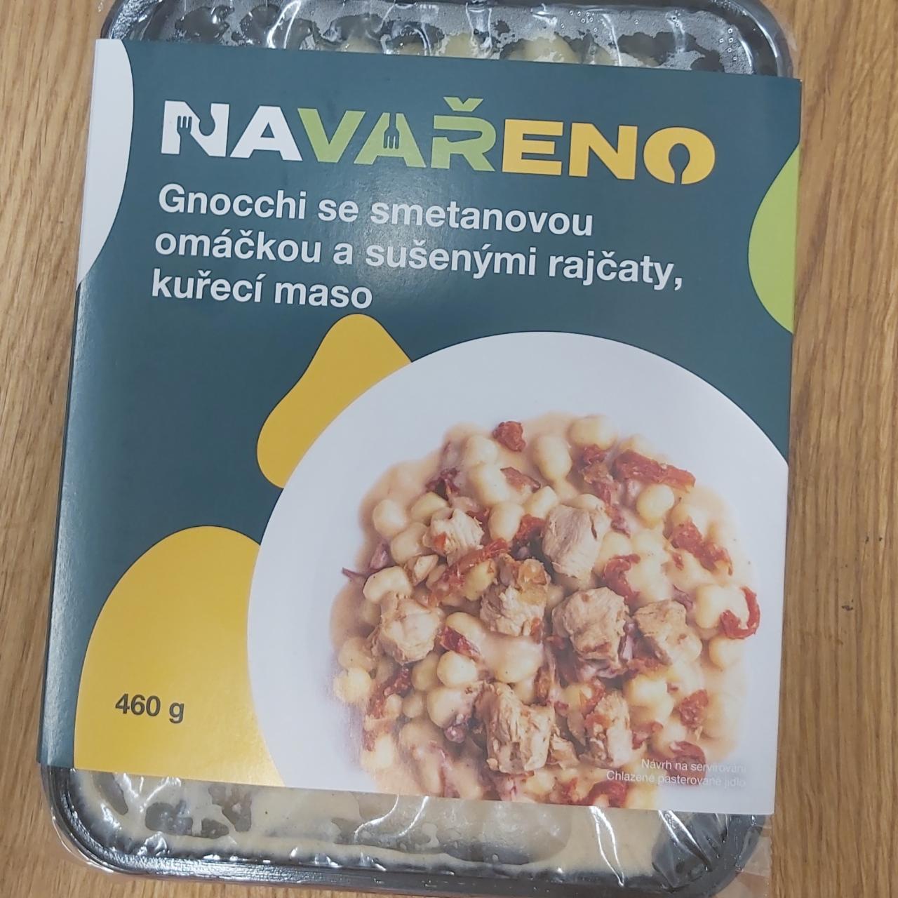 Fotografie - Gnocchi se smetanovou omáčkou a sušenými rajčaty, kuřecí maso Navařeno