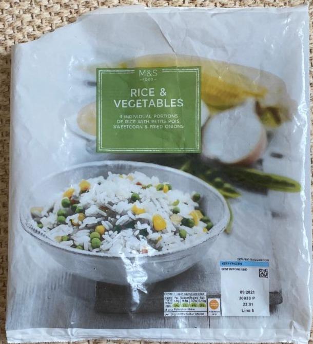 Fotografie - Směs vařené dlouhozrnné rýže, mladého hrášku, kukuřice a smažené cibule M&S Food