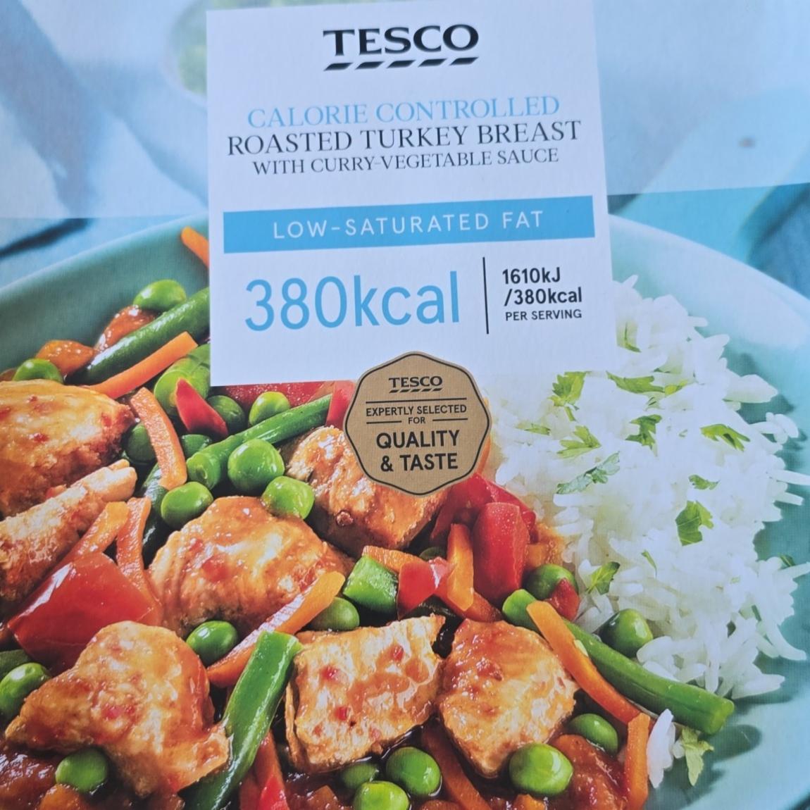 Fotografie - Calorie Controlled Roasted Turkey Breast with Curry Vegetable Sauce Tesco