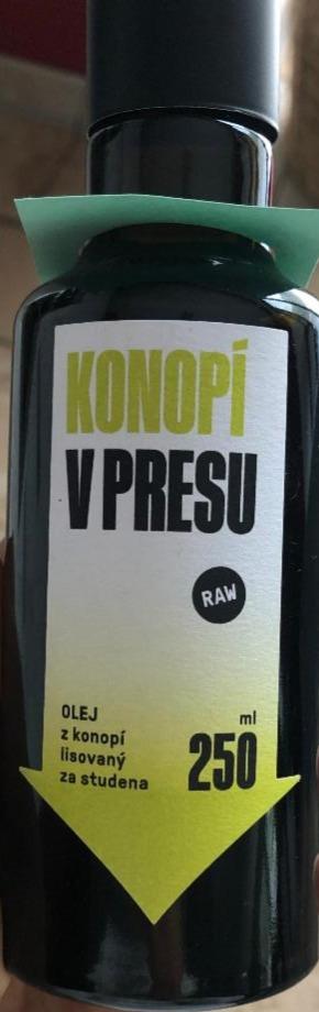 Fotografie - Raw olej z konopí lisovaný za studena Konopí v presu