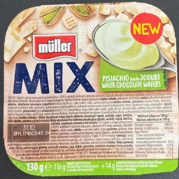 Fotografie - Mix pistachio taste jogurt white chocolate wafers Müller