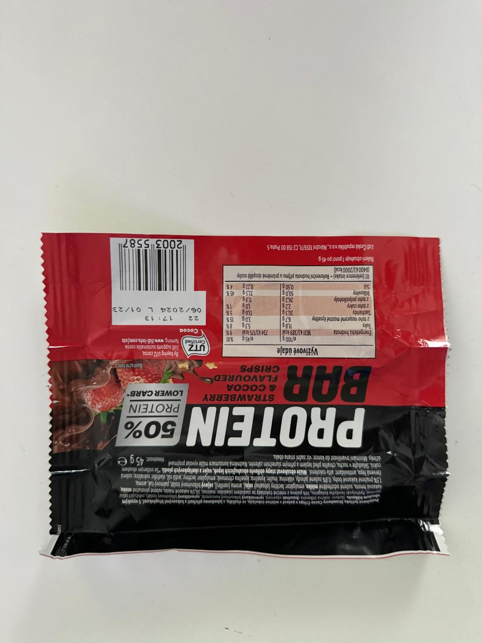 Fotografie - protein bar 50% strawberry & cocoa flavoured crisps