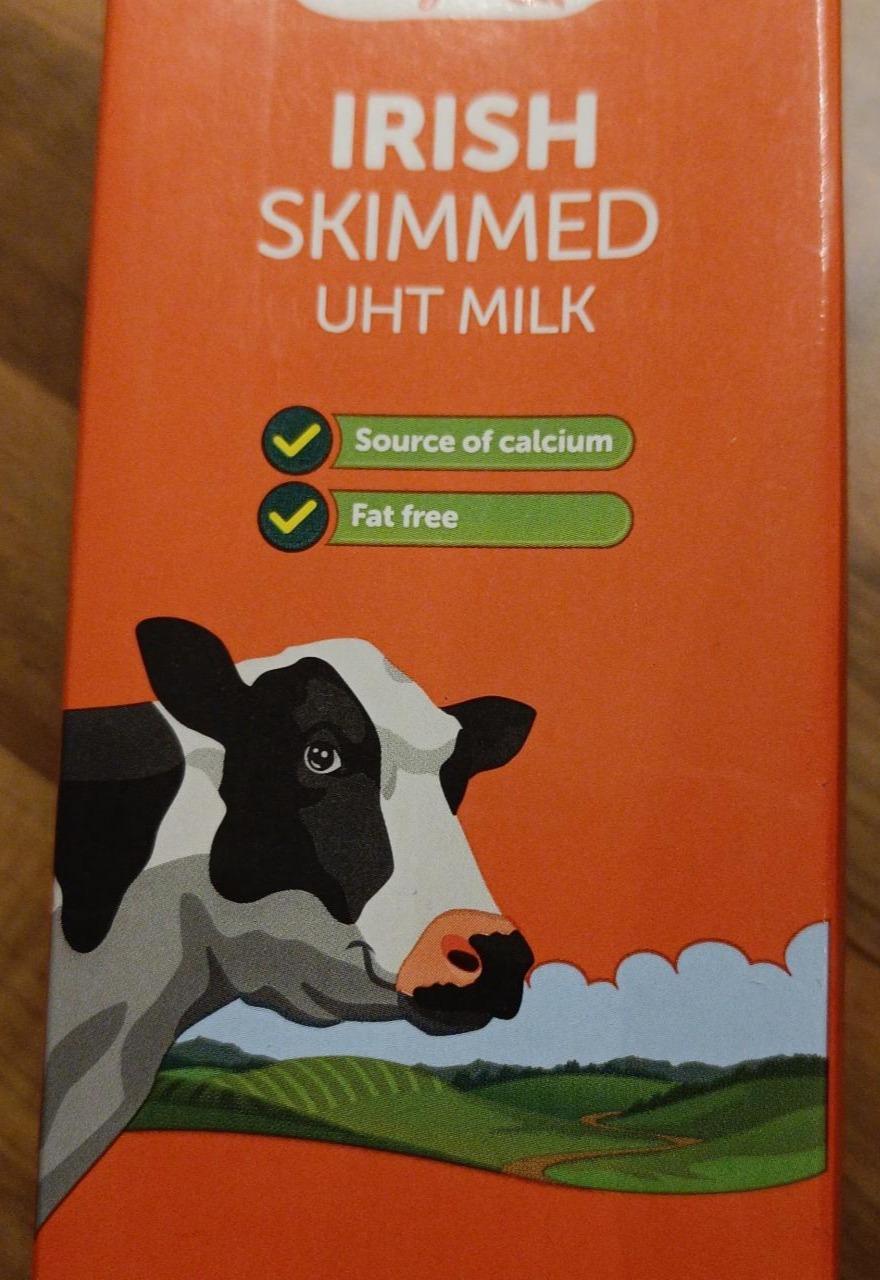 Fotografie - Irish skimmed UHT Milk Dairy Manor