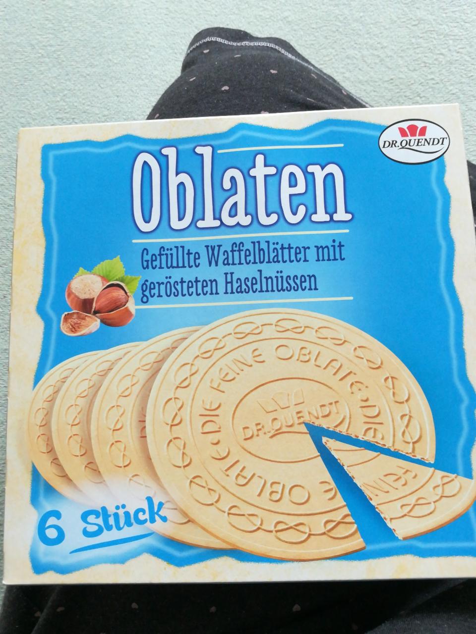 Fotografie - Oblaten mit Haselnüssen