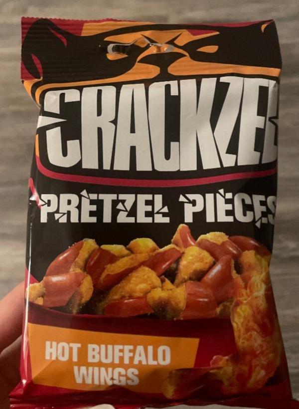 Fotografie - Pretzel pieces hot buffalo wings Crackzel