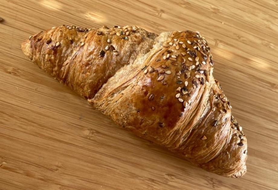 Fotografie - Multicereální croissant s máslem Tesco