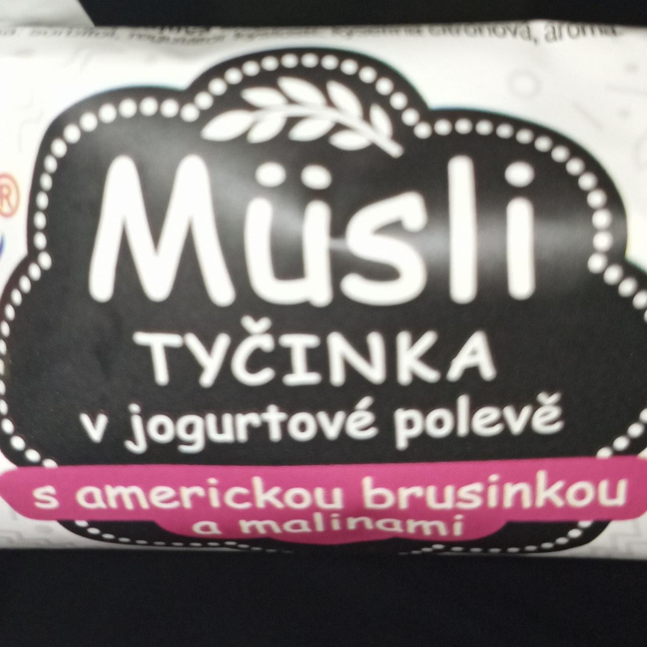 Fotografie - Twiggy müsli tyčinka v jogurtové polevě s klikvou a malinami