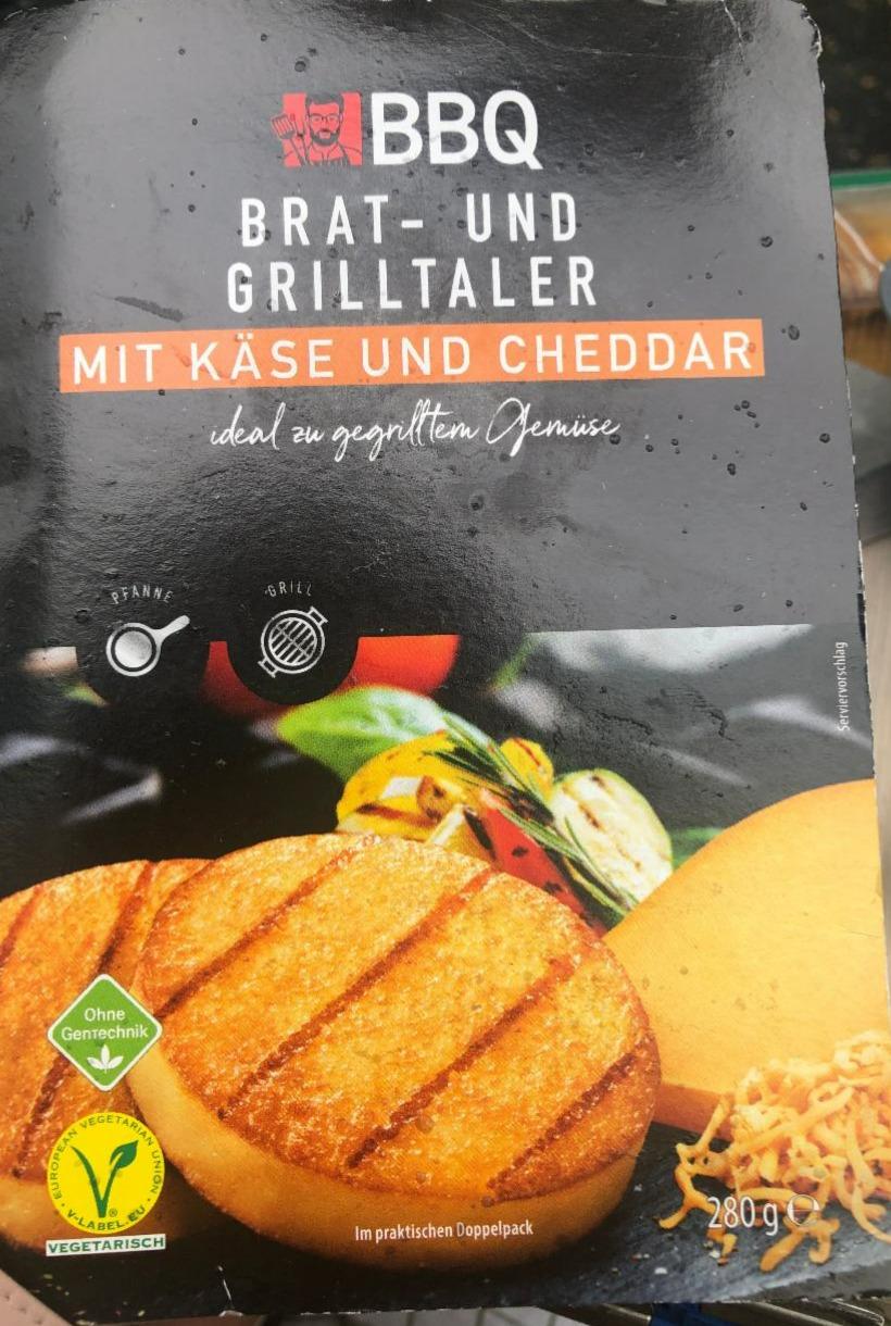 Fotografie - Brat und grilltaler mit Käse und Cheddar BBQ