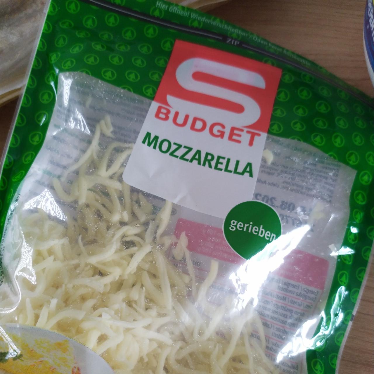 Fotografie - Mozzarella S Budget gerieben