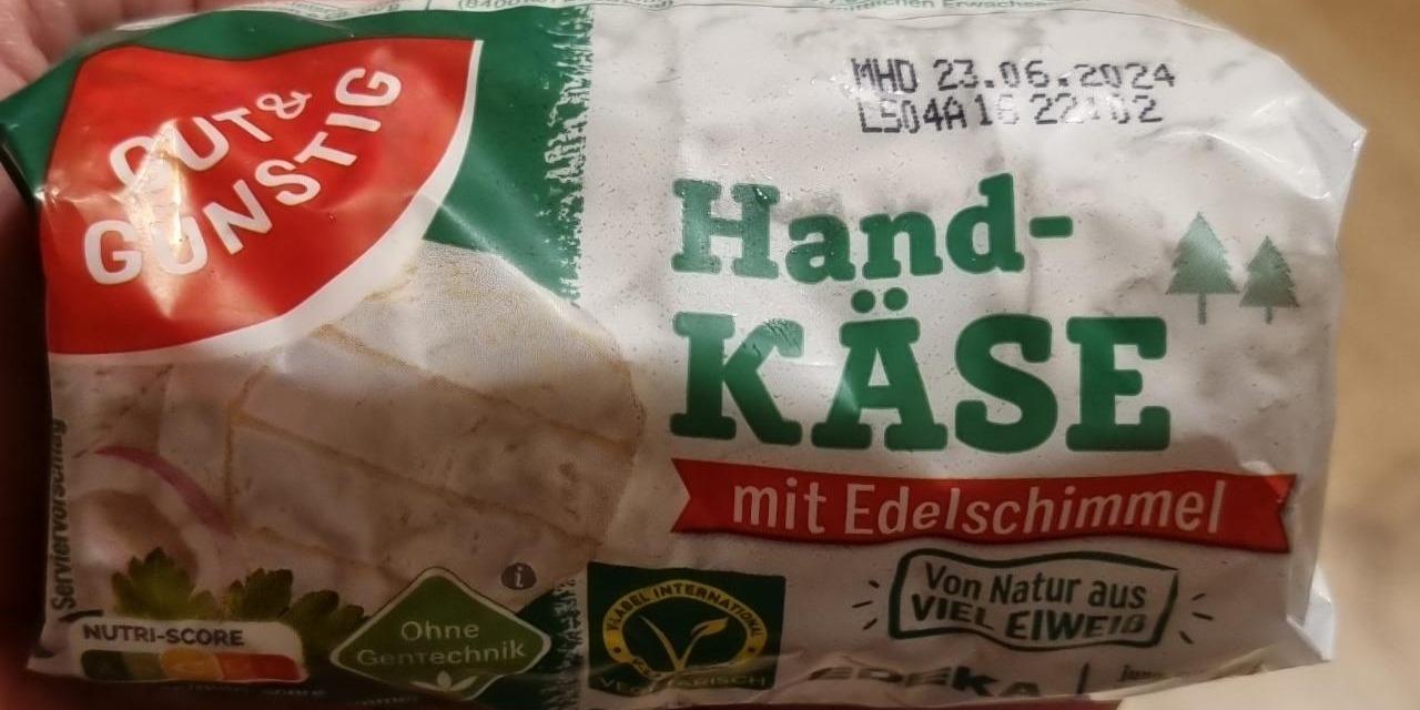 Fotografie - Hand käse mit edelschimmel Gut& Günstig