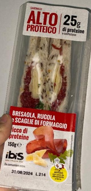 Fotografie - Tramezzino alto proteico bresaola, rucola e scaglie di formaggio ibis