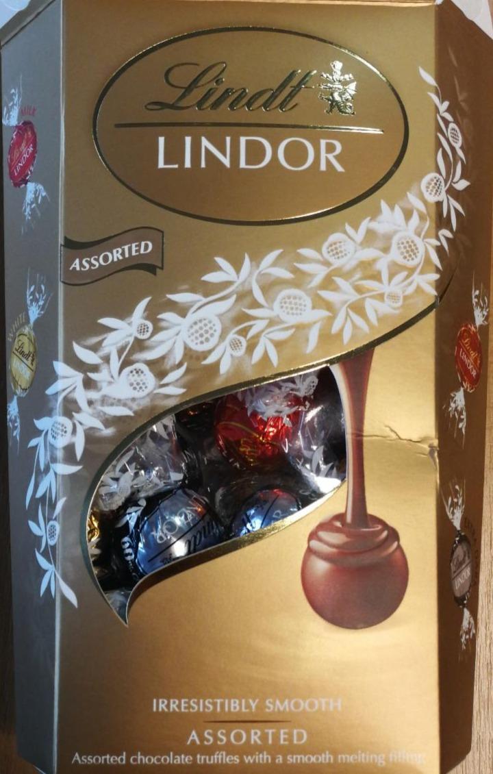 Fotografie - Pralinky směs mléčná, bílé a hořké čokolády s jemnou tekutou náplní Lindt Lindor