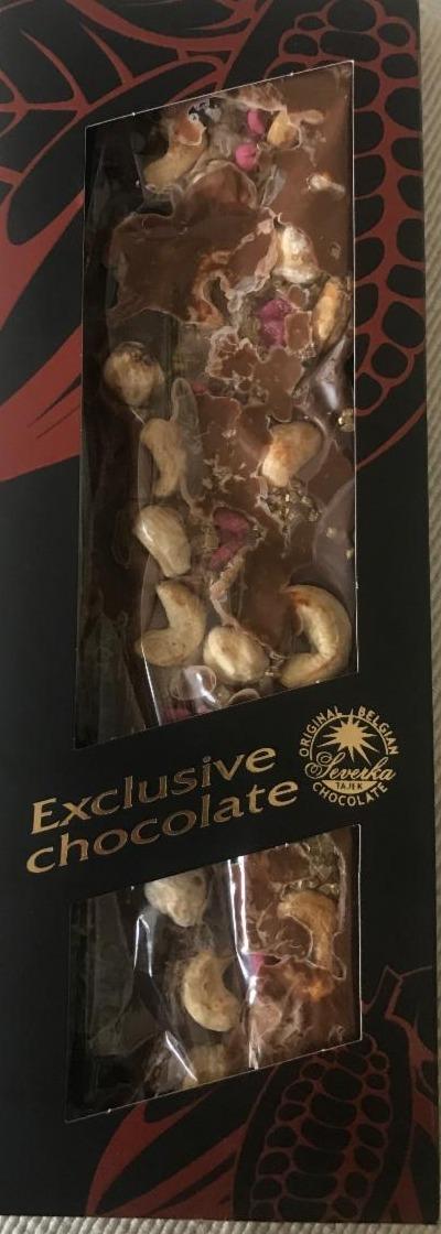 Fotografie - Exclusive chocolate s kešu oříšky, lískovými oříšky, růžemi a zlatými krystalky Severka