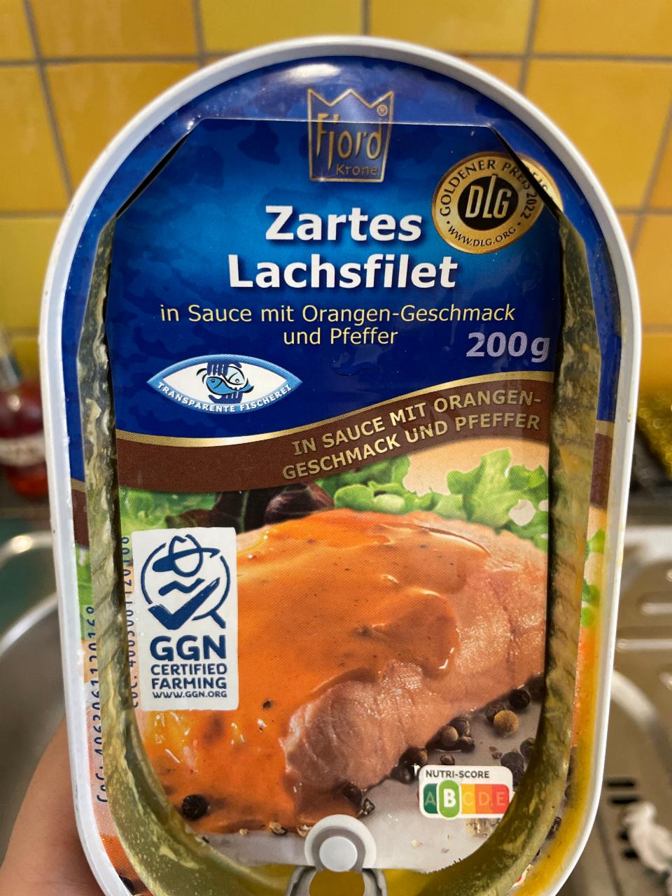 Fotografie - Zartes Lachsfilet in Sauce mit Orangen-Geschmack und Pfeffer Fjord Krone