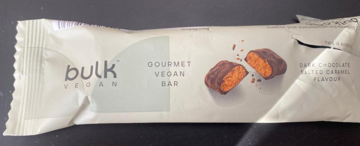 Fotografie - Gourmet Vegan Bar Dark Chocolate Salted Caramel flavour Bulk vegan