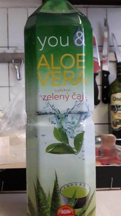 Fotografie - Aloe vera drink s příchutí zelený čaj