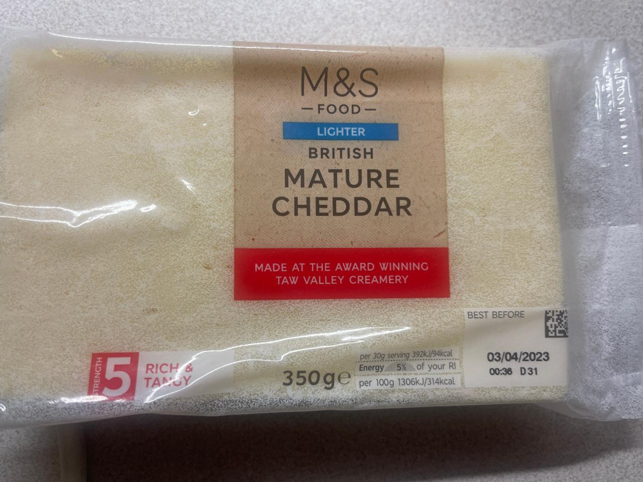 Fotografie - British Lighter Mature Cheddar M&S Food