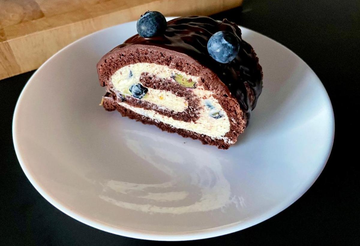 Fotografie - Kakaová roláda lowcarb, krém smetana+mascarpone