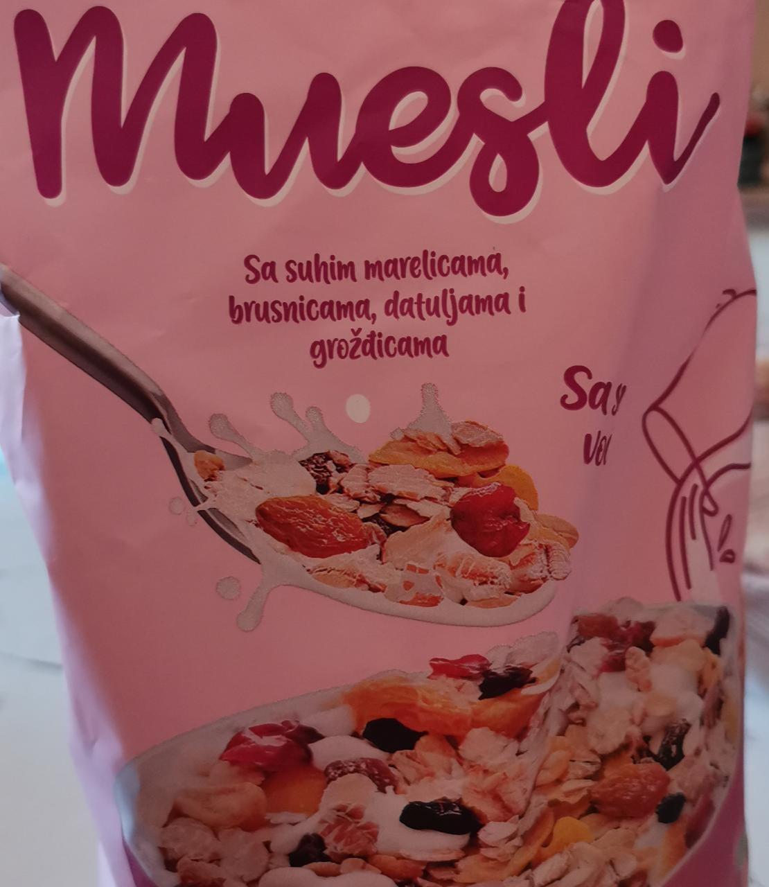 Fotografie - Muesli sa suhim marelicama, brusnicama, datuljama i groždicama