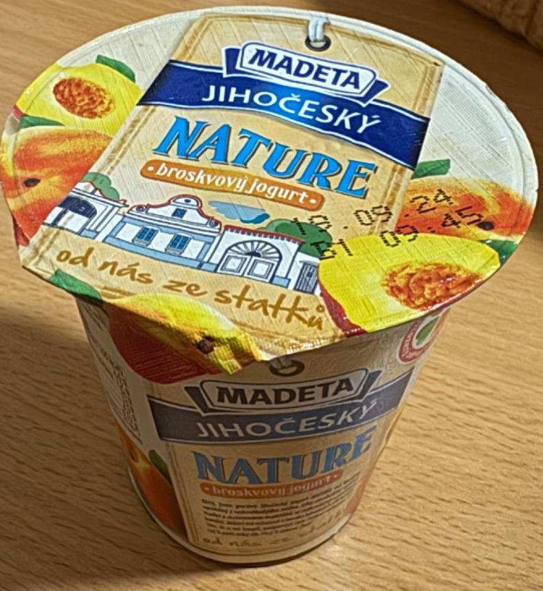 Fotografie - Jihočeský Nature broskvový jogurt 2,6 % Madeta