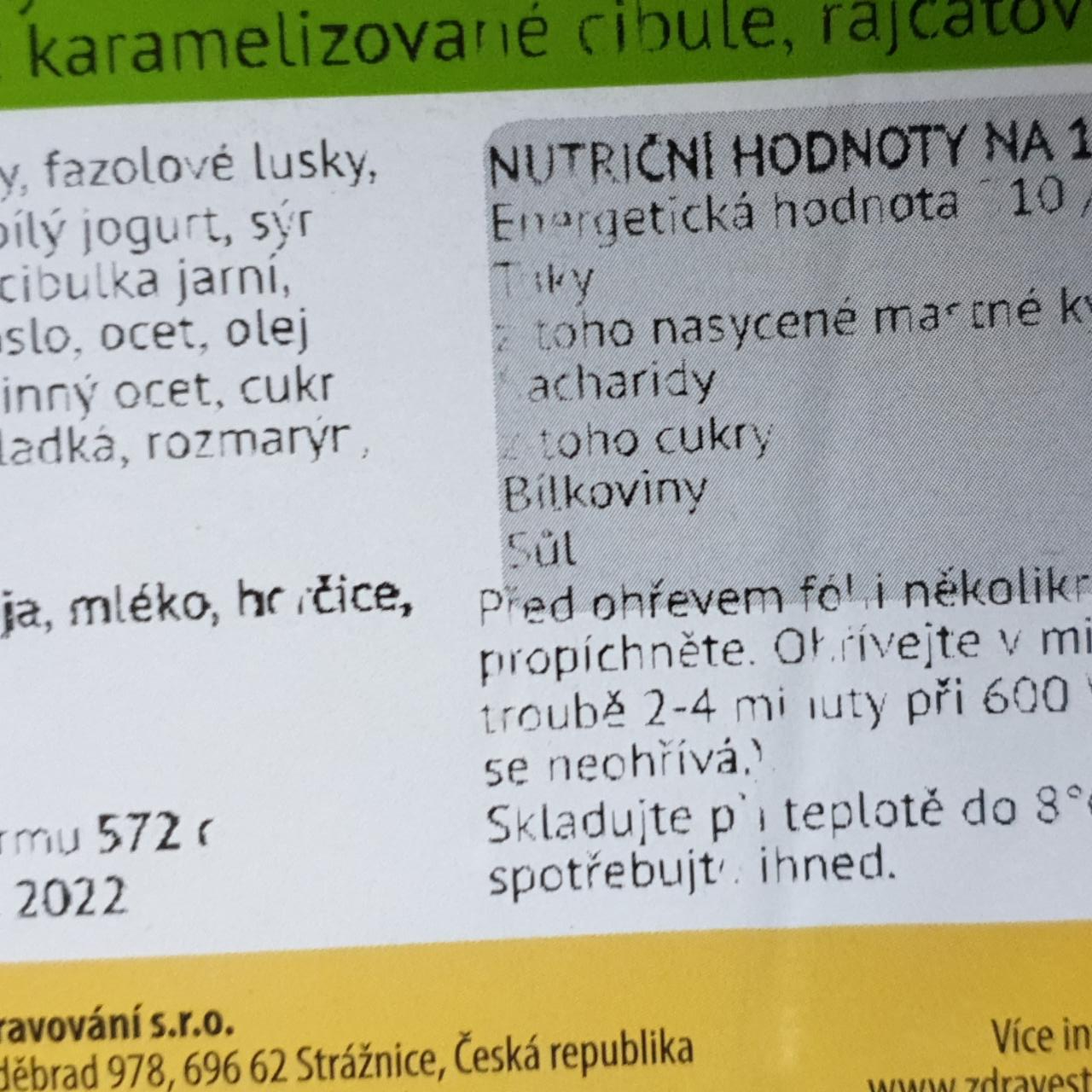 Fotografie - Veganské kousky s fazolovými lusky a šťouchanými brambory, dip z karamelizované cibule, rajčatový salát Zdravé stravování