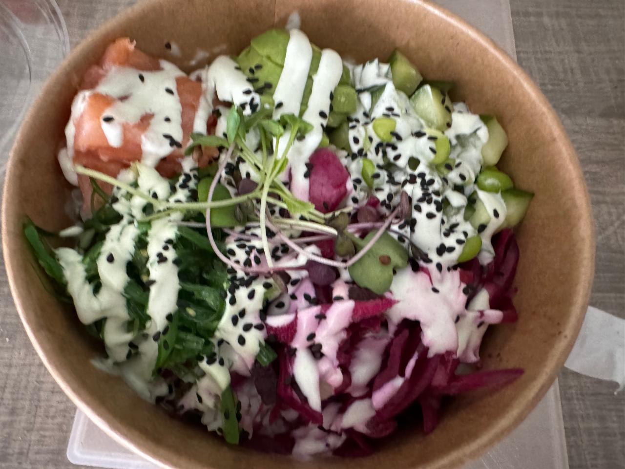 Fotografie - Poke bowl losos s wasabi majonézou UGO